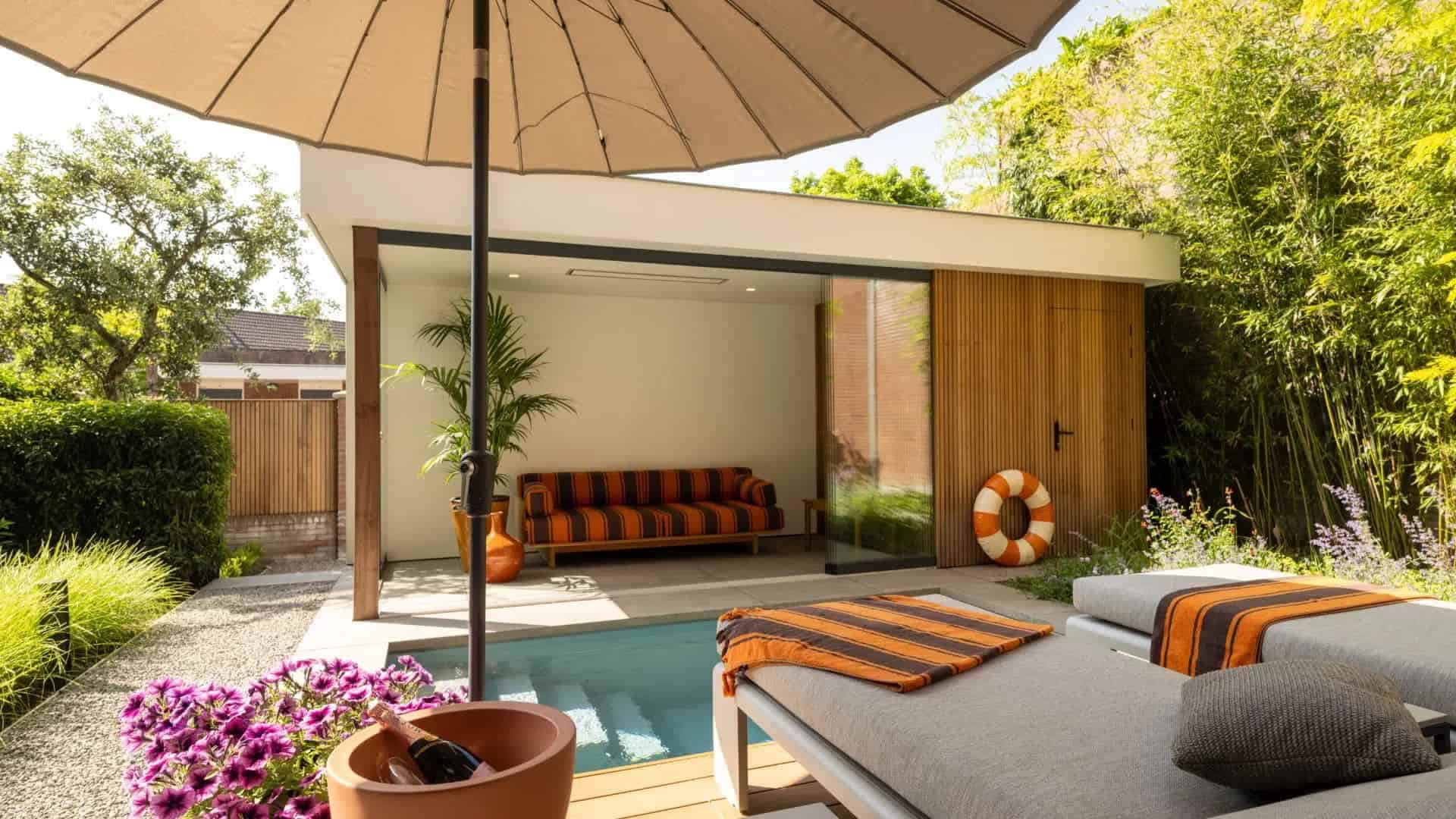 Luxe-stadstuin-met-plungepool-en-poolhouse