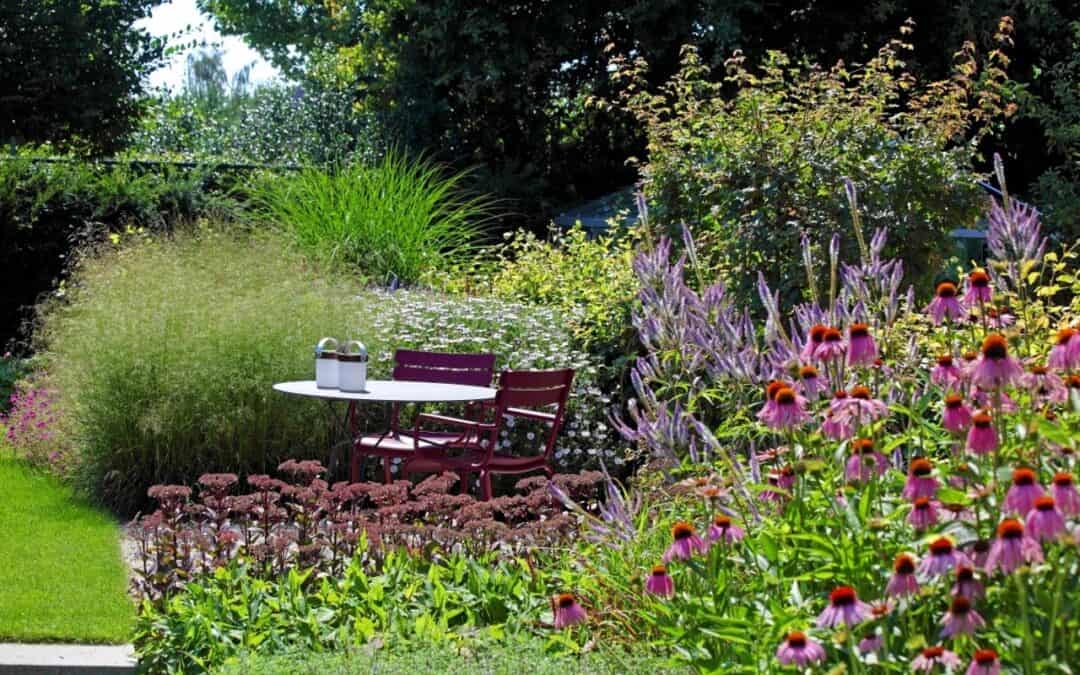 Strakke tuin met losse beplanting in de spotlights
